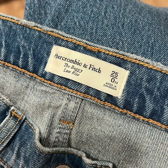 Abercrombie & Fitch • The baggy low rise jean - Picture 10 of 13